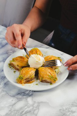 Geleneksel hindistancevizli tatlı baklavası. Ev yapımı fındıklı ve ballı baklava..