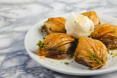 Geleneksel hindistancevizli tatlı baklavası. Ev yapımı fındıklı ve ballı baklava..