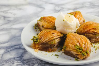 Geleneksel hindistancevizli tatlı baklavası. Ev yapımı fındıklı ve ballı baklava..