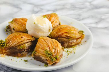 Geleneksel hindistancevizli tatlı baklavası. Ev yapımı fındıklı ve ballı baklava..