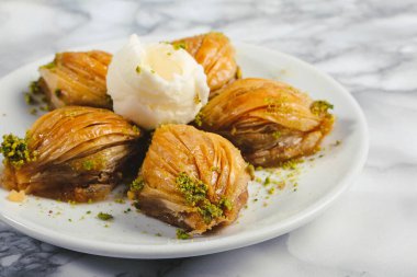 Geleneksel hindistancevizli tatlı baklavası. Ev yapımı fındıklı ve ballı baklava..