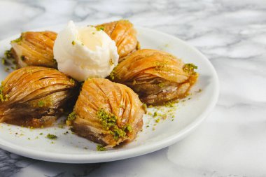 Geleneksel hindistancevizli tatlı baklavası. Ev yapımı fındıklı ve ballı baklava..