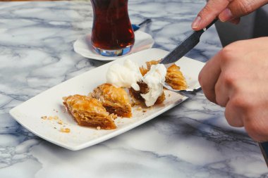 Geleneksel hindistancevizli tatlı baklavası. Ev yapımı fındıklı ve ballı baklava..