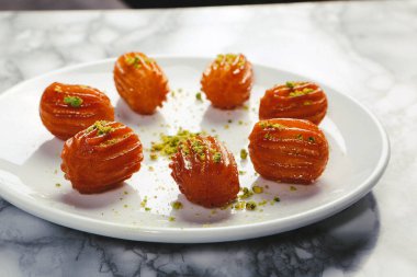 Geleneksel hindistancevizli tatlı baklavası. Ev yapımı fındıklı ve ballı baklava..