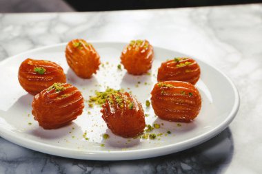Geleneksel hindistancevizli tatlı baklavası. Ev yapımı fındıklı ve ballı baklava..