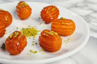 Geleneksel hindistancevizli tatlı baklavası. Ev yapımı fındıklı ve ballı baklava..