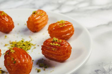 Geleneksel hindistancevizli tatlı baklavası. Ev yapımı fındıklı ve ballı baklava..