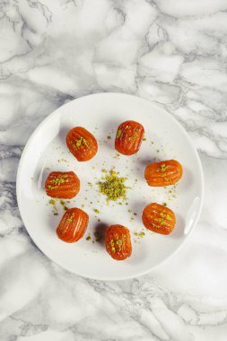 Geleneksel hindistancevizli tatlı baklavası. Ev yapımı fındıklı ve ballı baklava..