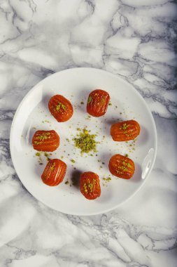 Geleneksel hindistancevizli tatlı baklavası. Ev yapımı fındıklı ve ballı baklava..
