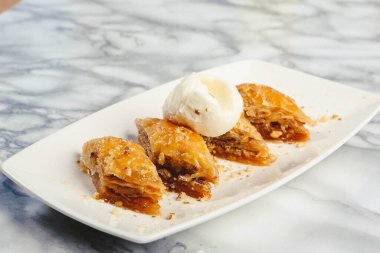 Geleneksel hindistancevizli tatlı baklavası. Ev yapımı fındıklı ve ballı baklava..