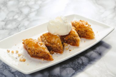 Geleneksel hindistancevizli tatlı baklavası. Ev yapımı fındıklı ve ballı baklava..