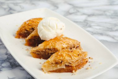 Geleneksel hindistancevizli tatlı baklavası. Ev yapımı fındıklı ve ballı baklava..