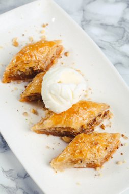 Geleneksel hindistancevizli tatlı baklavası. Ev yapımı fındıklı ve ballı baklava..