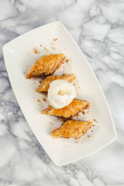 Geleneksel hindistancevizli tatlı baklavası. Ev yapımı fındıklı ve ballı baklava..