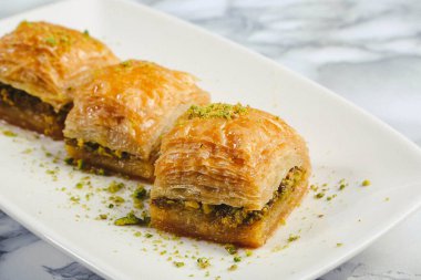 Geleneksel hindistancevizli tatlı baklavası. Ev yapımı fındıklı ve ballı baklava..
