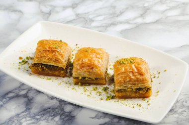 Geleneksel hindistancevizli tatlı baklavası. Ev yapımı fındıklı ve ballı baklava..