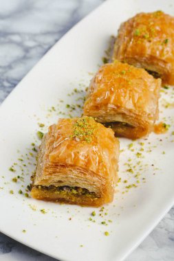 Geleneksel hindistancevizli tatlı baklavası. Ev yapımı fındıklı ve ballı baklava..
