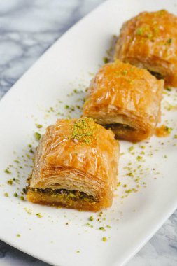 Geleneksel hindistancevizli tatlı baklavası. Ev yapımı fındıklı ve ballı baklava..