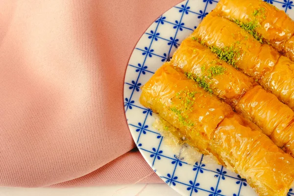 Geleneksel hindistancevizli tatlı baklavası. Ev yapımı fındıklı ve ballı baklava..
