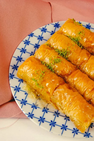 Geleneksel Hindistancevizli Tatlı Baklavası Yapımı Fındıklı Ballı Baklava — Stok fotoğraf