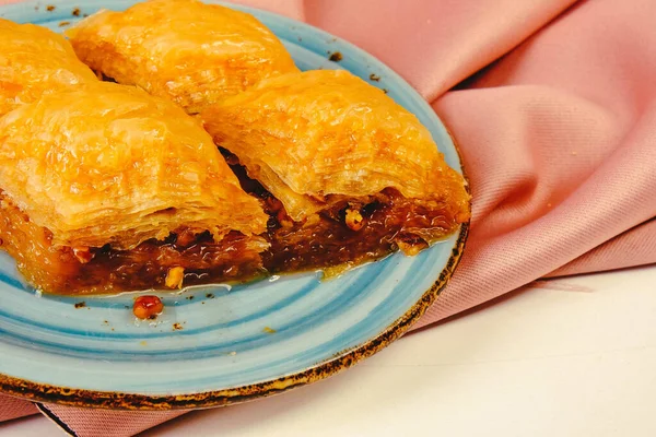 Geleneksel hindistancevizli tatlı baklavası. Ev yapımı fındıklı ve ballı baklava..