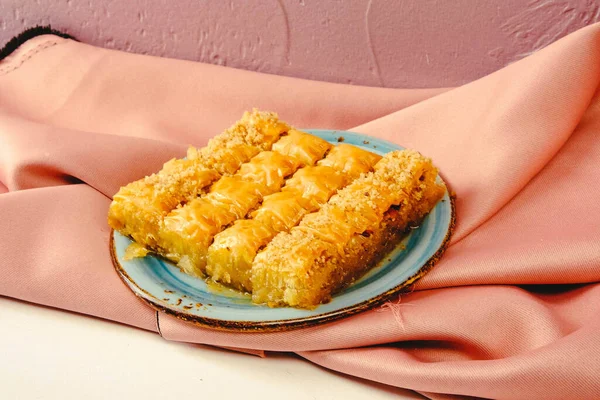 Geleneksel hindistancevizli tatlı baklavası. Ev yapımı fındıklı ve ballı baklava..