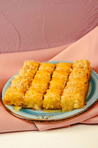 Geleneksel hindistancevizli tatlı baklavası. Ev yapımı fındıklı ve ballı baklava..