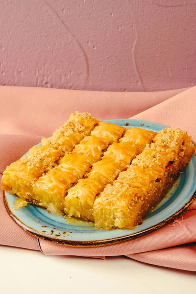 Geleneksel hindistancevizli tatlı baklavası. Ev yapımı fındıklı ve ballı baklava..