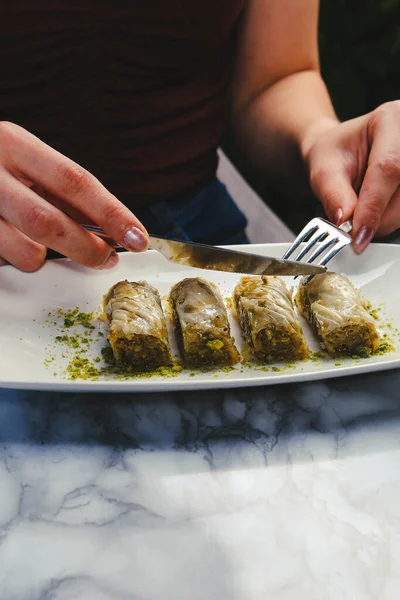 Geleneksel hindistancevizli tatlı baklavası. Ev yapımı fındıklı ve ballı baklava..