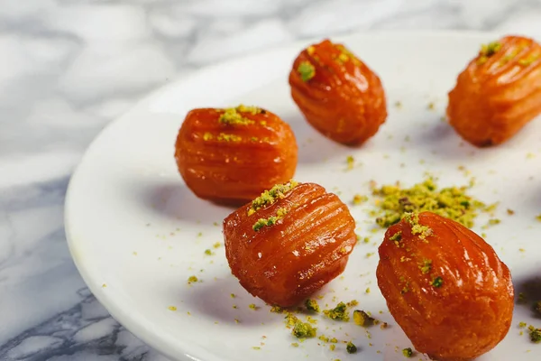 Geleneksel hindistancevizli tatlı baklavası. Ev yapımı fındıklı ve ballı baklava..