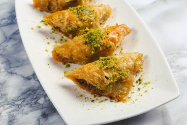 Geleneksel hindistancevizli tatlı baklavası. Ev yapımı fındıklı ve ballı baklava..