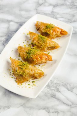 Geleneksel hindistancevizli tatlı baklavası. Ev yapımı fındıklı ve ballı baklava..