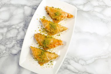 Geleneksel hindistancevizli tatlı baklavası. Ev yapımı fındıklı ve ballı baklava..