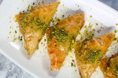 Geleneksel hindistancevizli tatlı baklavası. Ev yapımı fındıklı ve ballı baklava..