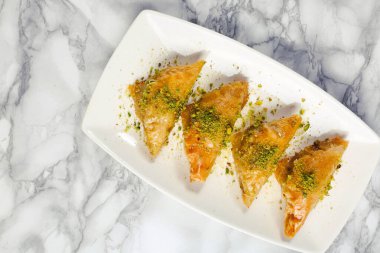 Geleneksel hindistancevizli tatlı baklavası. Ev yapımı fındıklı ve ballı baklava..