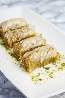Geleneksel hindistancevizli tatlı baklavası. Ev yapımı fındıklı ve ballı baklava..