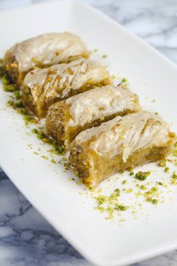 Geleneksel hindistancevizli tatlı baklavası. Ev yapımı fındıklı ve ballı baklava..
