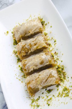 Geleneksel hindistancevizli tatlı baklavası. Ev yapımı fındıklı ve ballı baklava..