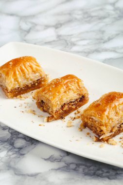 Geleneksel hindistancevizli tatlı baklavası. Ev yapımı fındıklı ve ballı baklava..