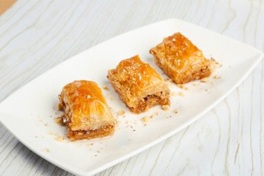 Geleneksel hindistancevizli tatlı baklavası. Ev yapımı fındıklı ve ballı baklava..