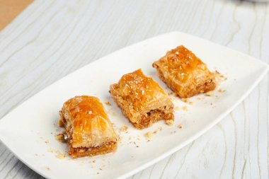 Geleneksel hindistancevizli tatlı baklavası. Ev yapımı fındıklı ve ballı baklava..