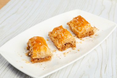 Geleneksel hindistancevizli tatlı baklavası. Ev yapımı fındıklı ve ballı baklava..