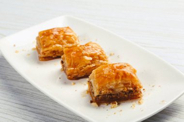 Geleneksel hindistancevizli tatlı baklavası. Ev yapımı fındıklı ve ballı baklava..