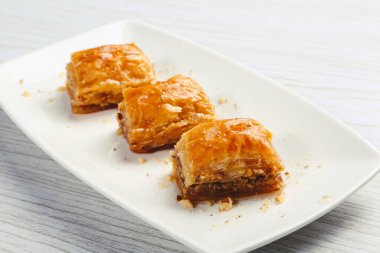 Geleneksel hindistancevizli tatlı baklavası. Ev yapımı fındıklı ve ballı baklava..