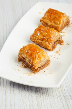 Geleneksel hindistancevizli tatlı baklavası. Ev yapımı fındıklı ve ballı baklava..