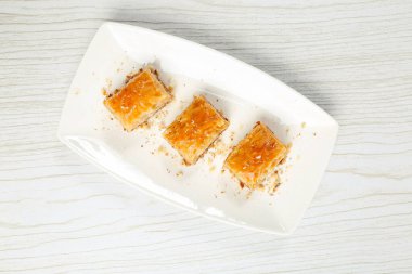 Geleneksel hindistancevizli tatlı baklavası. Ev yapımı fındıklı ve ballı baklava..