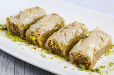Geleneksel hindistancevizli tatlı baklavası. Ev yapımı fındıklı ve ballı baklava..