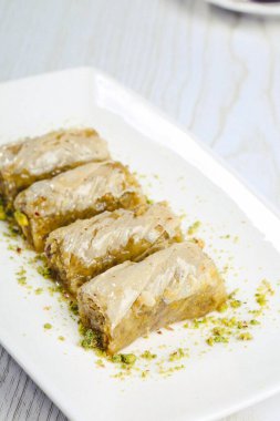 Geleneksel hindistancevizli tatlı baklavası. Ev yapımı fındıklı ve ballı baklava..