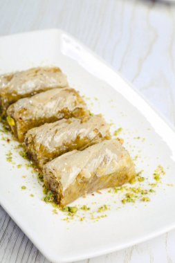 Geleneksel hindistancevizli tatlı baklavası. Ev yapımı fındıklı ve ballı baklava..
