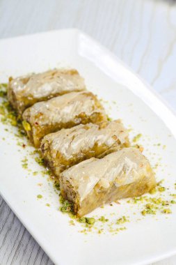 Geleneksel hindistancevizli tatlı baklavası. Ev yapımı fındıklı ve ballı baklava..